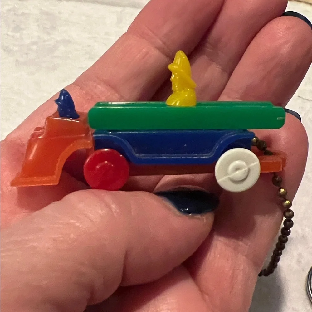 VINTAGE Lionel Fire Engine PUZZLE PLASTIC KEY CHAIN KEYCHAIN RING